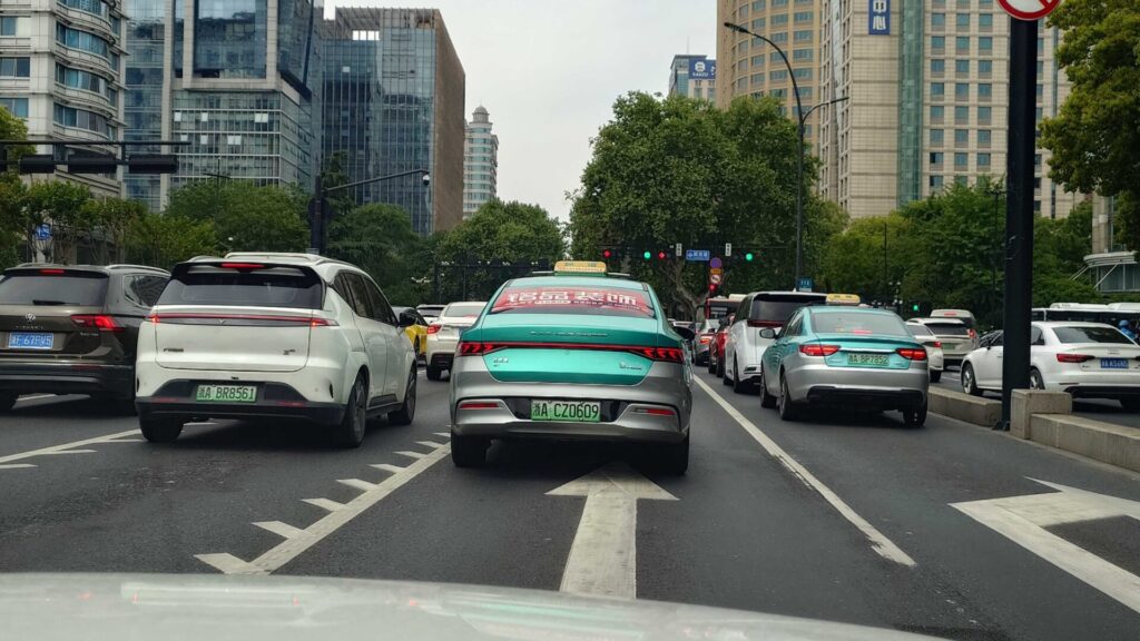 緑色のナンバーが電気自動車
